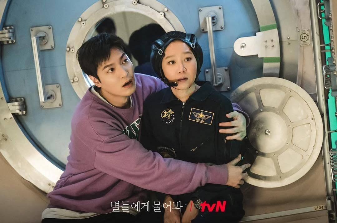 Lee Min Ho dan Gong Hyo Jin di drama When the Stars Gossip (instagram.com/tvn_drama)